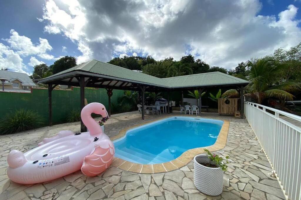 Charmant appartement avec piscine Le Robert Extérieur photo